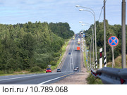 Долгий подъем дороги на автотрассе Москва-Санкт-Петербург, Е-95 в районе населенного пункта Яжелбицы, Новгородская область. Стоковое фото, фотограф Кекяляйнен Андрей / Фотобанк Лори