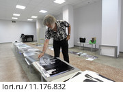 Фотожурналист Владимир Вяткин формирует собственную фотовыставку в Балашихинской галерее (2015 год). Редакционное фото, фотограф Дмитрий Неумоин / Фотобанк Лори
