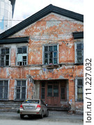 Город Тюмень. Аварийный дом по улице Дзержинского, 19 (2013 год). Редакционное фото, фотограф Александр Тараканов / Фотобанк Лори