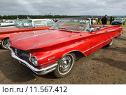 Wheels Classic Motor Meet в Хапаранде, Швеция. Бьюик Invicta кабриолет 2х-дверный, 1960 года выпуска (2015 год). Редакционное фото, фотограф Валерия Попова / Фотобанк Лори