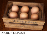 Brown farm eggs in a wooden box. Стоковое фото, фотограф pascal coupry / PantherMedia / Фотобанк Лори