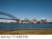 Вид на Сиднейский оперный театр (англ. Sydney Opera House), Центральный деловой район (англ. CBD) и Харбор-Бридж (англ. Harbour Bridge), Австралия (2015 год). Редакционное фото, фотограф Ирина Фирсова / Фотобанк Лори
