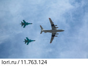 Самолёт-заправщик Ил-78 и истребители-бомбардировщики Су-34 во время военного парада в ознаменование 70-летия Победы в Великой Отечественной войне 1941-1945 годов летят над Москвой во время воздушного парада. Стоковое фото, фотограф Николай Винокуров / Фотобанк Лори