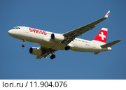 Самолет Airbus A320 (HB-JLT) компании Swiss International Air Lines перед посадкой (2015 год). Редакционное фото, фотограф Виктор Карасев / Фотобанк Лори