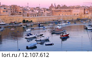 View on Malta bay between Kalkara and Birgu at early morning (2015 год). Стоковое видео, видеограф Сергей Пристяжнюк (Serg Zastavkin) / Фотобанк Лори