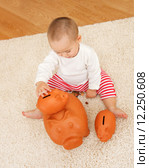Playing with piggy banks. Стоковое фото, фотограф Ilka Erika Szasz-Fabian / PantherMedia / Фотобанк Лори