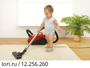 Baby boy with vacuum cleaner. Стоковое фото, фотограф Ilka Erika Szasz-Fabian / PantherMedia / Фотобанк Лори