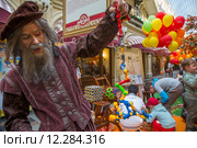 Великий ученый Леонардо да Винчи показывает детям конструктор на акции "В школу вместе с ГУМом!" в магазине ГУМ города Москвы, Россия (2015 год). Редакционное фото, фотограф Николай Винокуров / Фотобанк Лори