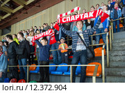 Болельщики ХК "Спартак" Москва на трибунах МСА "Лужники" (2015 год). Редакционное фото, фотограф Сергей Лаврентьев / Фотобанк Лори