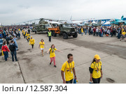 Тягач буксирует Ми-17В-5 - транспортно-штурмовой вертолет на МАКС-2015. Редакционное фото, фотограф Алексей Бок / Фотобанк Лори