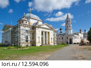 Город Торжок, Тверская область. Собор Бориса и Глеба и церковь Введения во храм Пресвятой Богородицы с колокольней в Новоторжском Борисоглебском мужском монастыре (2015 год). Стоковое фото, фотограф Елена Коромыслова / Фотобанк Лори