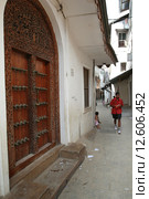 Zanzibar Stone Town, traditional carved wooden doors Swahili Lamu. Резные деревянные входные двери в домах Стоун-Тауна, на острове Занзибар в Танзании. (2008 год). Редакционное фото, фотограф Владимир Григорьев / Фотобанк Лори