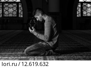 Young Muslim Man Praying. Стоковое фото, фотограф Jasminko Ibrakovic / PantherMedia / Фотобанк Лори