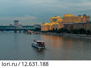 Теплоход плывет по Москва-реке мимо здания Национального центра управления обороной государства на Фрунзенской набережной (2015 год). Редакционное фото, фотограф Сергей Неудахин / Фотобанк Лори