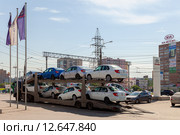 Самара. Грузовой автомобиль привез новые легковые автомобили в автосалон Datsun (2015 год). Редакционное фото, фотограф FotograFF / Фотобанк Лори