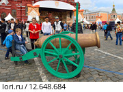 Москва отмечает 868-летие. На Красной площади дети учатся стрелять из игрушечной пушки (2015 год). Редакционное фото, фотограф Валерия Попова / Фотобанк Лори