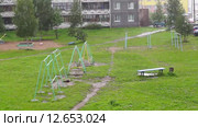 Сильный летний ливень в городском дворе. Стоковое видео, видеограф Sergei Gorin / Фотобанк Лори