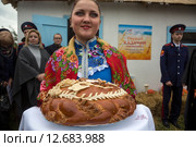 Участники Пятого международного фестиваля "Казачья станица Москва" в музее-усадьбе "Коломенское" встречают гостей хлебом-солью, Россия (2015 год). Редакционное фото, фотограф Николай Винокуров / Фотобанк Лори