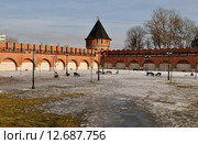Стена и башня Тульского кремля зимой в оттепель (2015 год). Редакционное фото, фотограф Енин Арсений / Фотобанк Лори