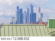 Металлическая кровля на фоне небоскребов (2015 год). Редакционное фото, фотограф Юрий Шурчков / Фотобанк Лори