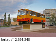Памятник автобусу ЛиАЗ-677 в Ликино-Дулёво (2015 год). Редакционное фото, фотограф Павел Москаленко / Фотобанк Лори