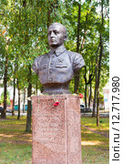 Памятники военачальникам в Ельне. Генерал-майор Ракутин К.И. (2015 год). Редакционное фото, фотограф Сергей Лаврентьев / Фотобанк Лори