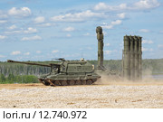 Самоходная гаубица "Мста-С" и зенитно-ракетный комплекс С-300 на Международном военно-техническом форуме "Армия-2015" на полигоне "Алабино" в Московской области. Редакционное фото, фотограф Игорь Долгов / Фотобанк Лори