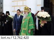 Епископ Серпуховской Роман и председатель Мособл думы И.Ю.Брынцалов встречают митрополита Ювеналия у стен Высоцкого монастыря города Серпухова (2015 год). Редакционное фото, фотограф Дмитрий Неумоин / Фотобанк Лори