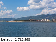 Вид с открытого моря на кручу Толстого мыса и город курорт Геленджик (2015 год). Стоковое фото, фотограф Николай Мухорин / Фотобанк Лори