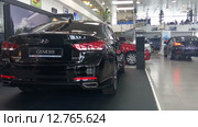 В салоне продаж новых автомобилей марки Hyundai Motors (2015 год). Редакционное видео, видеограф Кекяляйнен Андрей / Фотобанк Лори