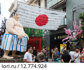 Decorated streets of Gracia district. Japanese theme (2015 год). Редакционное фото, фотограф Яков Филимонов / Фотобанк Лори