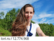 Портрет девушки на фоне зеленых деревьев и неба. Стоковое фото, фотограф Ирина Здаронок / Фотобанк Лори