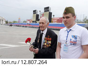 Волгоград, ветеран Второй моровой войны идет на трибуны в день Победы (2015 год). Редакционное фото, фотограф Дмитрий Неумоин / Фотобанк Лори