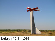 Самолёт-памятник (Як-18ПМ) на дороге перед станицей Романовской (2015 год). Редакционное фото, фотограф A Челмодеев / Фотобанк Лори