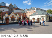 Москва. Группа детей у Государственной Третьяковской галереи (2015 год). Редакционное фото, фотограф Елена Коромыслова / Фотобанк Лори