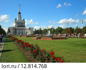 Люди гуляют по ВДНХ рядом с павилоном "Центральный". Москва (2015 год). Редакционное фото, фотограф Самойлова Екатерина / Фотобанк Лори