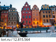 Дома на площади Stortorget вечером. Старый город. Стокгольм. Швеция (2015 год). Редакционное фото, фотограф E. O. / Фотобанк Лори