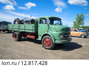 Грузовик Mercedes Benz-1113 - участник  парада ретроавтомобилей. Керимяки, Финляндия (2015 год). Редакционное фото, фотограф Виктор Карасев / Фотобанк Лори