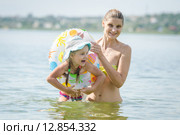 Мама вытащила дочку из речки за плавательный круг. Стоковое фото, фотограф Иванов Алексей / Фотобанк Лори