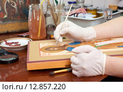 Iconographer paints of icon with Christ. Стоковое фото, фотограф Яков Филимонов / Фотобанк Лори