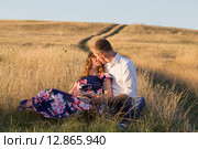 young couple outdoor. Стоковое фото, фотограф Майя Крученкова / Фотобанк Лори