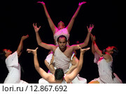 Артисты танцевального коллектива Natya Stem Dance танцуют современный индийский танец на сцене фестиваля индийской культуры "Намасте, Россия!" в городе Москве (2015 год). Редакционное фото, фотограф Николай Винокуров / Фотобанк Лори