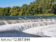 Падение с высоты потоков пенящейся воды. Водопад на реке Иргиз. Стоковое фото, фотограф Леонид Ардаткин / Фотобанк Лори