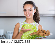girl with tasty breadcrumbed crocchette. Стоковое фото, фотограф Яков Филимонов / Фотобанк Лори