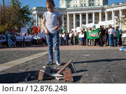 Мальчик строит дома из облицовочной гранитной плитки во время митинга обманутых дольщиков строительной компании СУ-155 на Суворовской площади города Москвы, Россия, 26 сентября 2015. Редакционное фото, фотограф Николай Винокуров / Фотобанк Лори