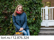 Симпатичная девушка сидит на возле веранды загородного дома. Стоковое фото, фотограф Игорь Низов / Фотобанк Лори
