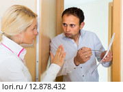Man trying to collect arrearages from woman. Стоковое фото, фотограф Яков Филимонов / Фотобанк Лори
