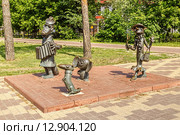 Памятники героям советских мультфильмов из серии про Крокодила Гену и Чебурашку. Подмосковье, город Раменское (2014 год). Редакционное фото, фотограф Владимир Сергеев / Фотобанк Лори