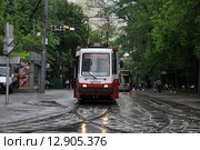 Москва, 27 трамвай на Соболевском проезде (2015 год). Редакционное фото, фотограф Володина Ольга / Фотобанк Лори