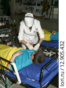 Доктор лечит пациента (2005 год). Редакционное фото, фотограф михаил красильников / Фотобанк Лори